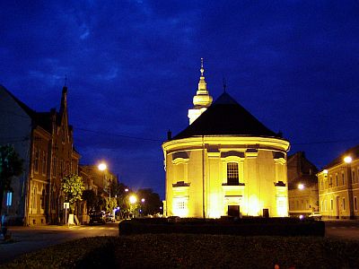 Die ungarische reformierte Kirche bei Nacht
