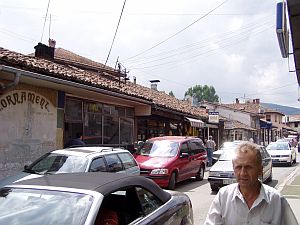 Enge Strassen, viele Autos, alte Häuser: Novi Pazar