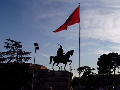 Tirana: Skanderbegnkmal auf dem gleichnamigen Platz