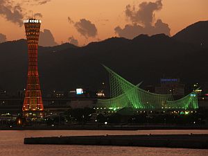 Skyline mit dem Kobe Port Tower am Abend