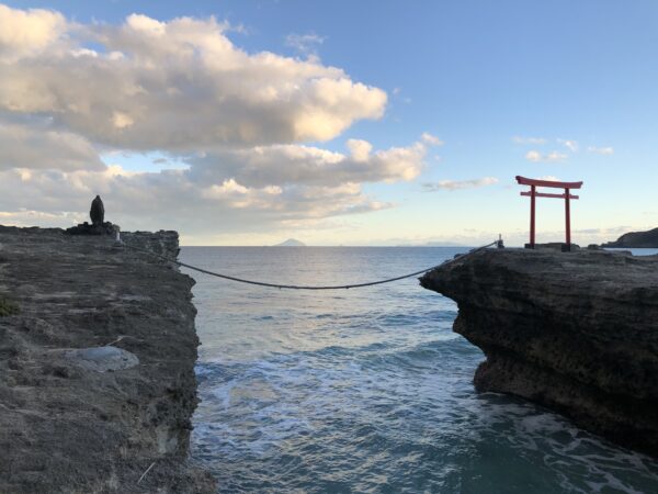 Der Torii bei Shirahama - mit den Izu-Inseln im Hintergrund