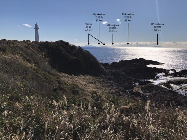 Leuchtturm vom Kap Tsumeki und ein paar der Izu-Inseln