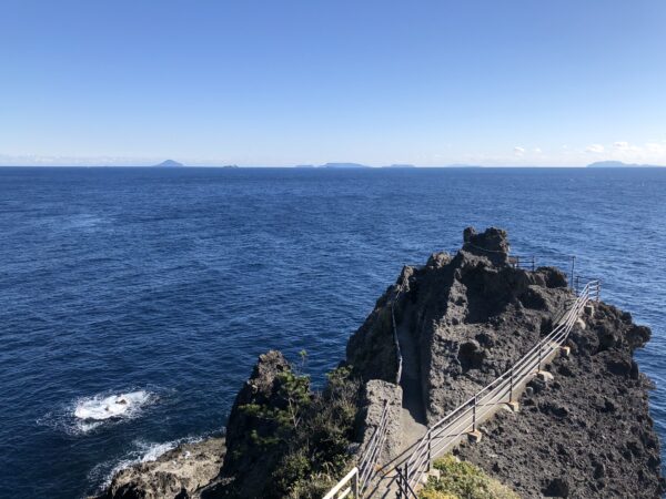 Das Kap Irozaki - und sechs der sieben bewohnten nördlichen Izu-Inseln