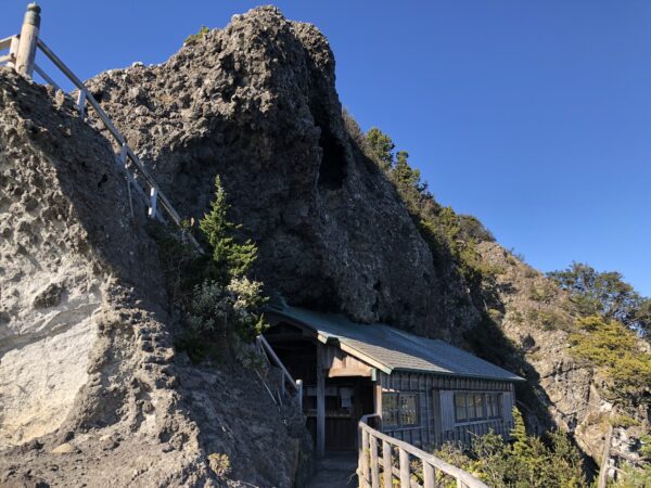 Der wahrscheinlich rund 1,300 Jahre alte Ishimuro-Schrein am Kap