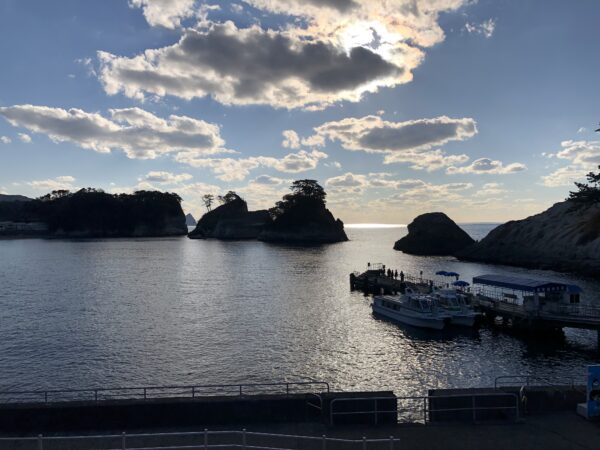 Dogashima - Bootsanlegestelle und ein paar der Inseln