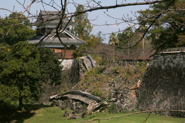 Erdbebenschäden an der Burg von Kumamoto