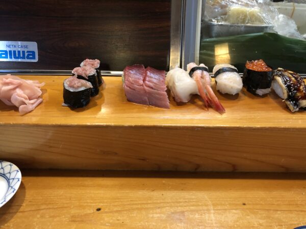 Nicht wundern: Vor alllem iin älteren Sushirestaurants wird das Sushi nicht auf dem Teller, sondern direkt auf dem Tresen platziert.