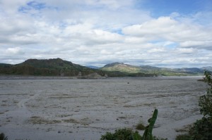 Blick vom Dorf auf das Tal und den Lahar