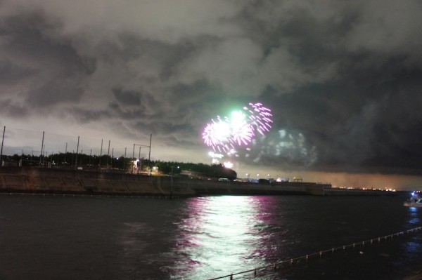 Bedrohliche Wolkenkulisse beim Feuerwerk