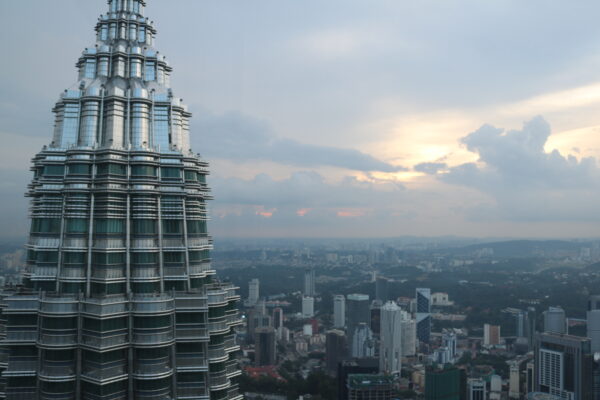 Einer der beiden Petronas-Tower am Abend