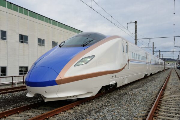 Hokuriku-Shinkansen im Bahnhof Tokyo
