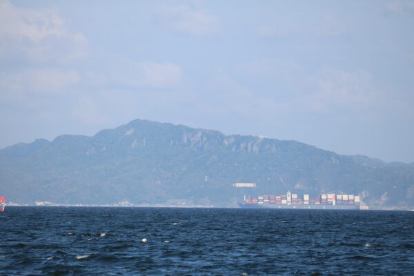 Blick von Miura über die Bucht von Tokyo auf den Nokogiriyama in der Präfektur Chiba