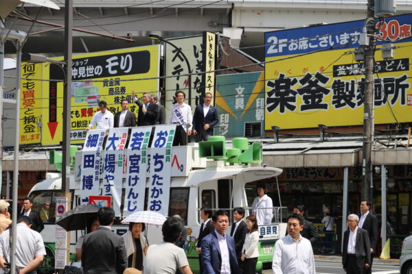 Liberaldemokraten beim Wahlkampf in Tokyo (24. Juni, Sangenjaya)