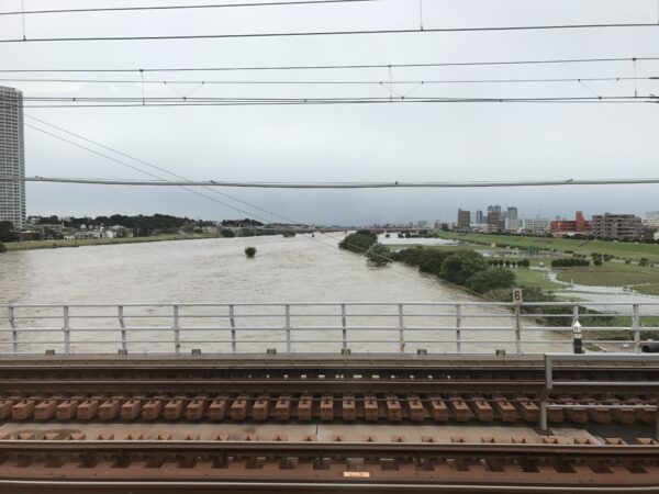 Tama-Fluss, an dieser Stelle sonst ein Rinnsal, nach dem Taifun