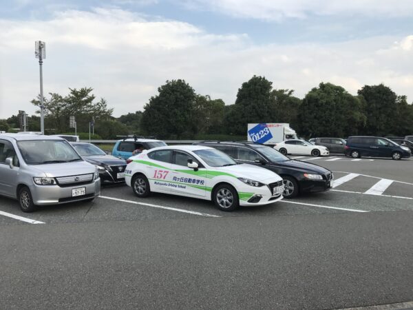Fahrschulauto in Japan -- diese sehen jedoch je nach Fahrschule völlig anders aus.