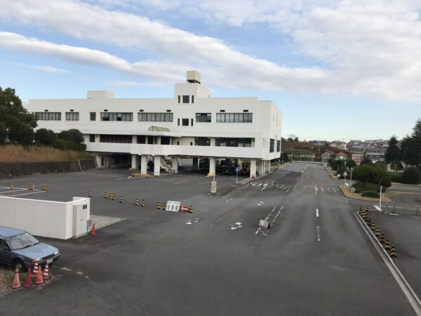Präfekturzentrum der Verkehrspolizei. Jeder Autofahrer muss hier ca. alle drei Jahre antanzen
