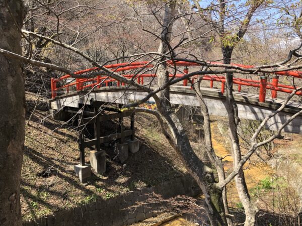 Die Kajika-brücke. Darunter fliesst das rostbraune, heiße Quellwasser