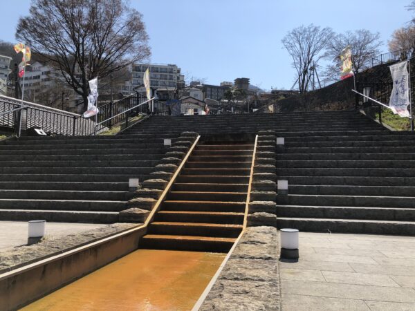 Blick auf die 365-stufige Treppe zur Innenstadt. Im Vordergrund fliesst das "goldene Wasserquelle", das hier noch relativ warm ist
