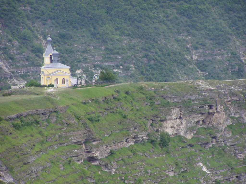 貝殻石灰岩の石崖：教会の下には修道院がある