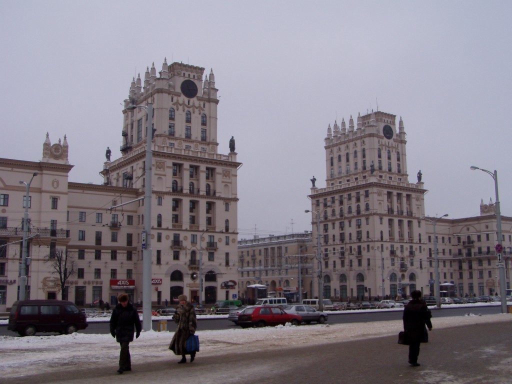 駅前の広場のスターリン様式の建物
