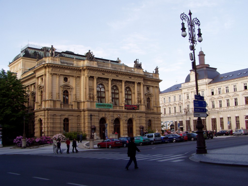 市庁舎の裏側にある町のオペラ