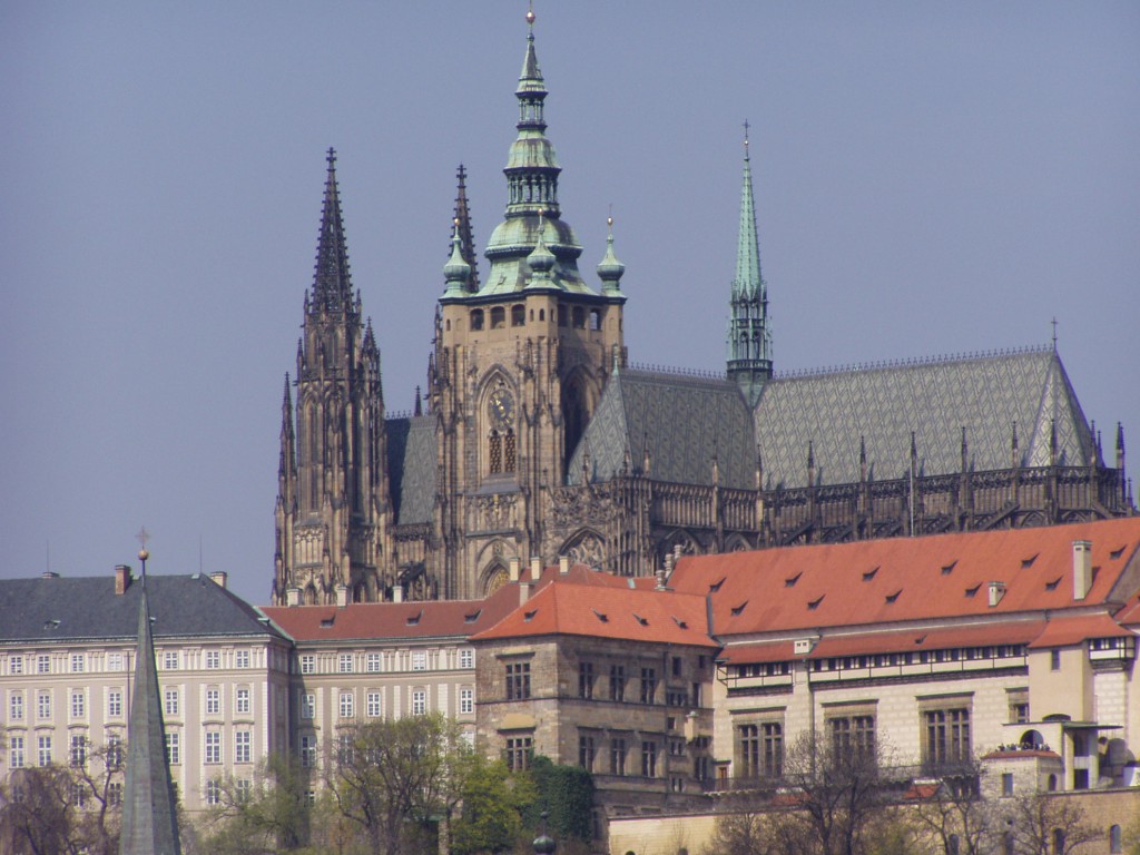 町全体を覗く華麗なプラハ城と聖ヴィート大聖堂
