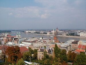 Blick von Buda auf das flache Pest