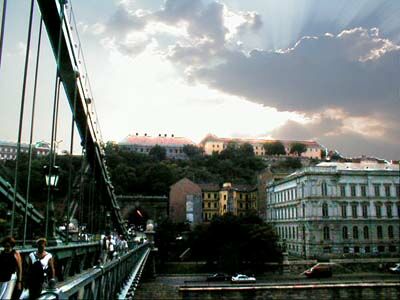 Blick von der Kettenbruecke auf Buda