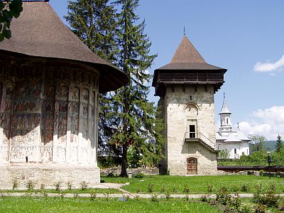 Klosterkirche, Wachturm und eine neue Kirche