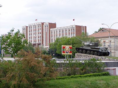Gebäude des Sowjets mit Kriegsdenkmal