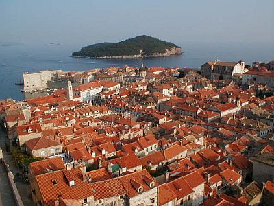 Altstadt mit der Insel Lokrum im Hintergrund 