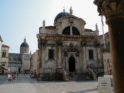 St. Blasius-Kirche und im Hintergrund die Kathedrale