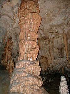 Stalagnat (Tropfsteinsäule) in Postojna