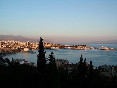 Blick auf Split und den Hafen der Stadt 