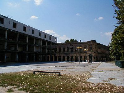 Vukovar: The square in front of the Radnicki Dom, once a hotel