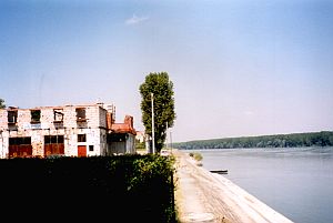 Vukovar an der Donau - rechts Serbien