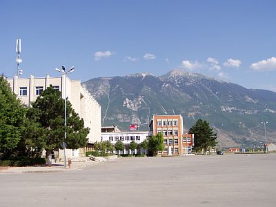 Kukes: Der lebhafte Platz im Zentrum der Stadt