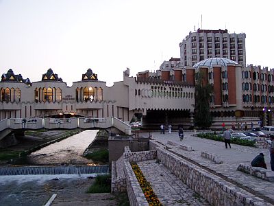 Novi Pazar: Ungewöhnliche Architektur I: Hotel Vrbak