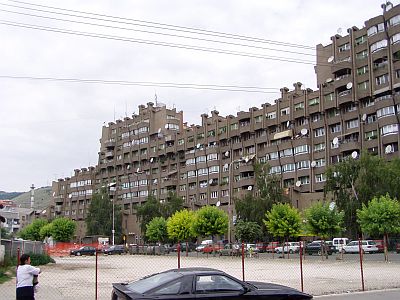 Novi Pazar: Ungewöhnliche Architektur II: Am Blvd. Avnoja