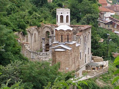 Prizren: Zerstörtes serbisches Kloster und Beobachtungsposten 'Das Auge' der Bundeswehr