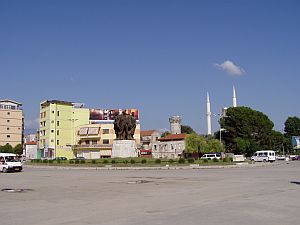 Der zentrale Platz mit Moschee und Uhrenturm