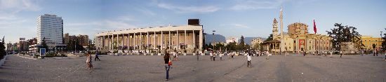 Tirana: Der Skenderbeg-Platz im Herzen der Hauptstadt
