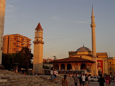 Tirana: Die Moschee im Stadtzentrum