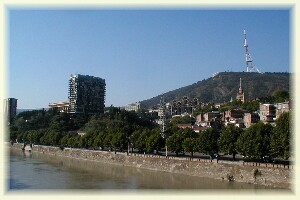 Im Zentrum von Tbilissi am Mtkvari-Fluss, das Hochhaus links ist 
das besagte Hotel Iveria