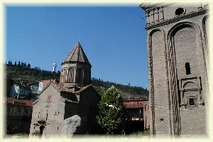 Kirchengesäumte Shavtelis Kucha in Tbilissi; ganz klein im Hintergrund 
Mutter Georgien