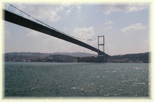 Eine der beiden Brücken über den Bosporus