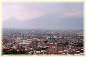 Zentrum Jerewans mit dem Mt. Ararat (Türkei) im Hintergrund