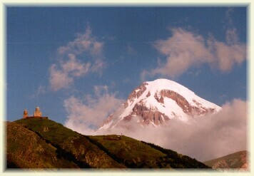 Der Kasbek (5047m), links die Sameba-Kirche