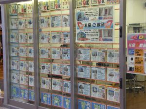 Leicht als solche an den beklebten Fenstern zu erkennen: Japanische Immobilienmakler