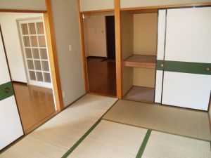 Typisches japanisches Zimmer mit Oshiire (Wandschrank) rechts sowie westlichem Zimmer (links)